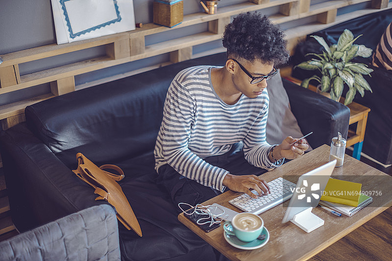 在家办公的年轻人图片素材