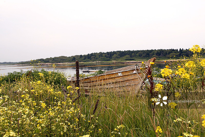 缅因州岛屿上的老旧风化木制小船图片素材