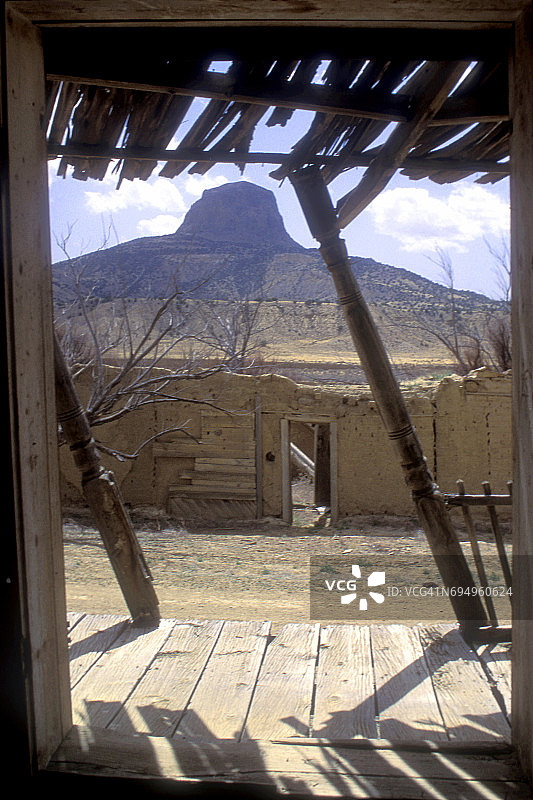 从鬼镇旧建筑内部看到的卡贝松峰图片素材