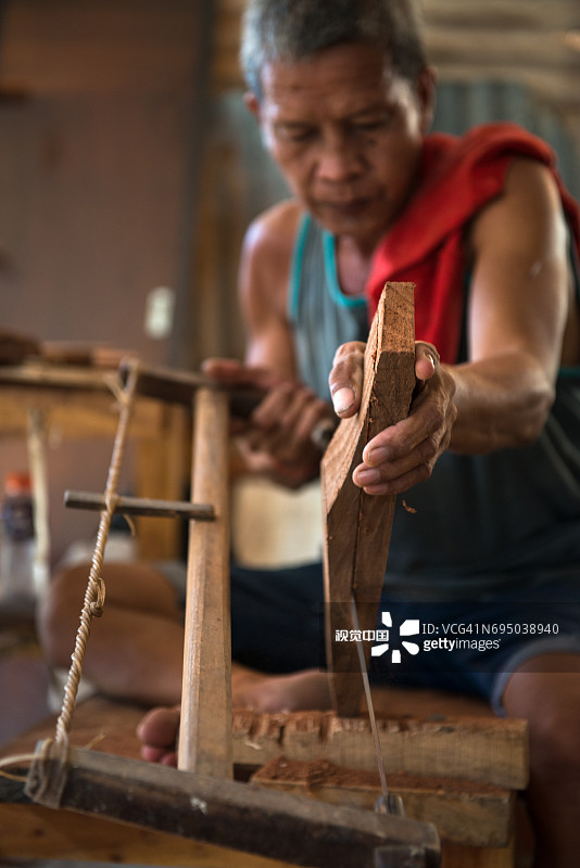工匠手工制作吉他图片素材