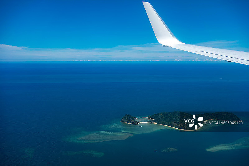 飞机舷窗外的热带岛屿风光图片素材