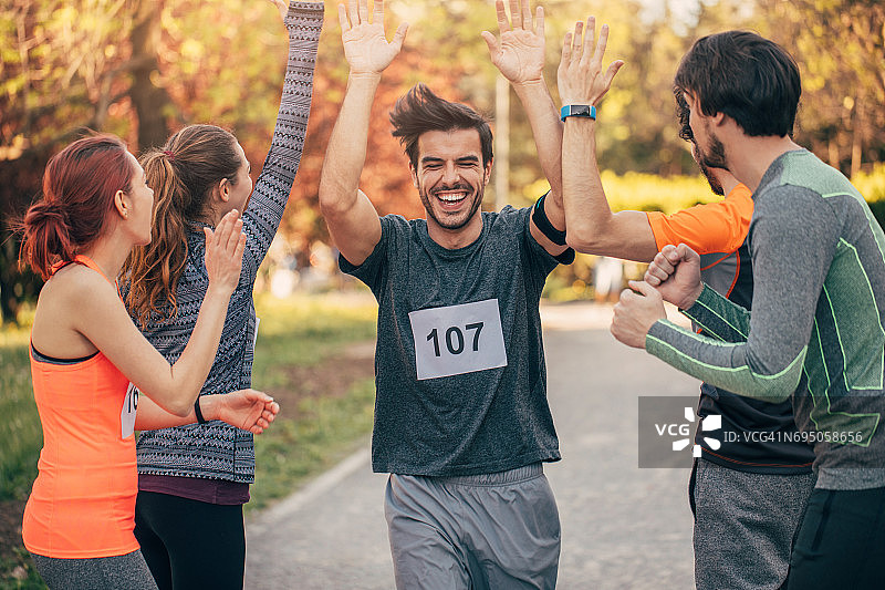 在终点线的男人图片素材