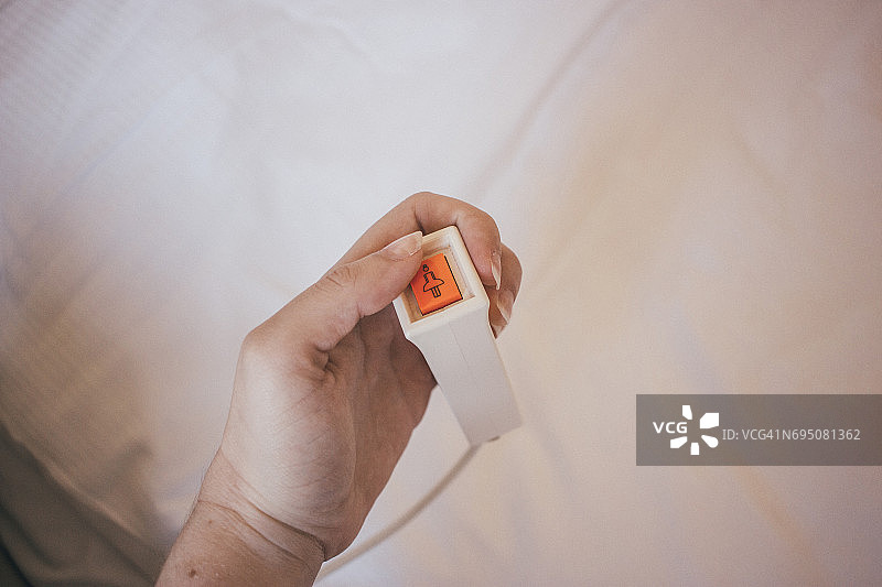 患者按下紧急按钮图片素材