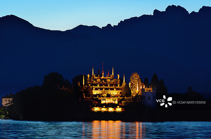 夜晚的贝拉岛，意大利马焦雷湖图片素材