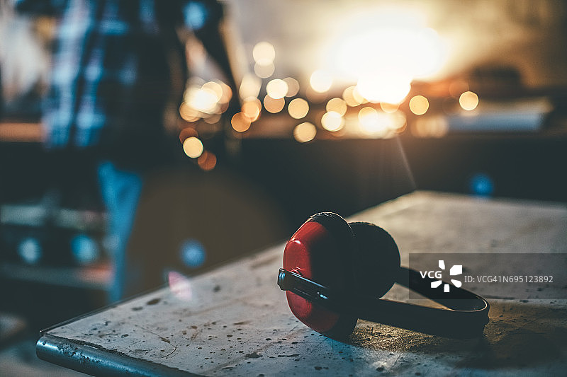 放在桌子上的耳部防护设备图片素材