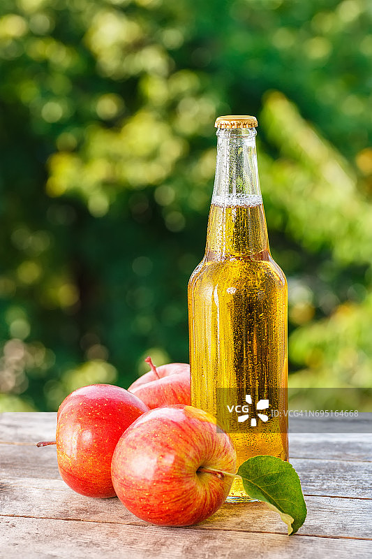 玻璃瓶装苹果酒图片素材