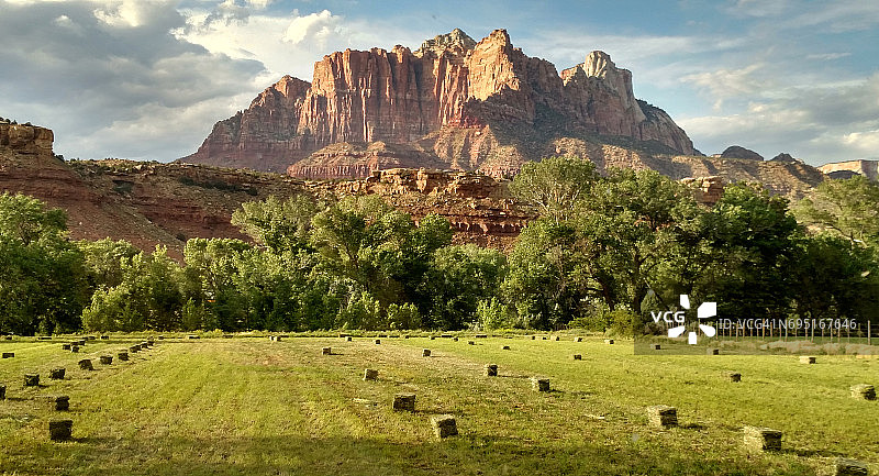 犹他州锡安国家公园，Kinesava山下新收割的干草捆图片素材