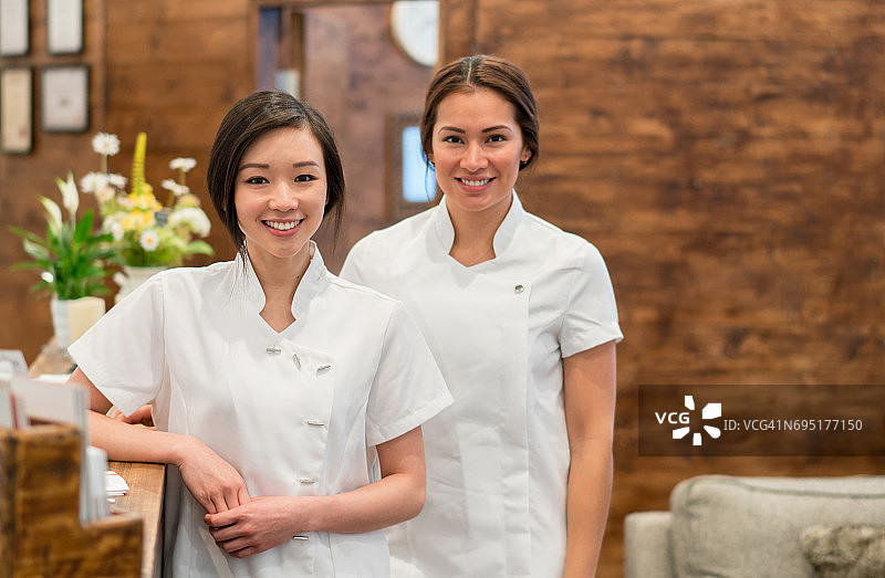 两名女子在水疗中心工作的肖像图片素材