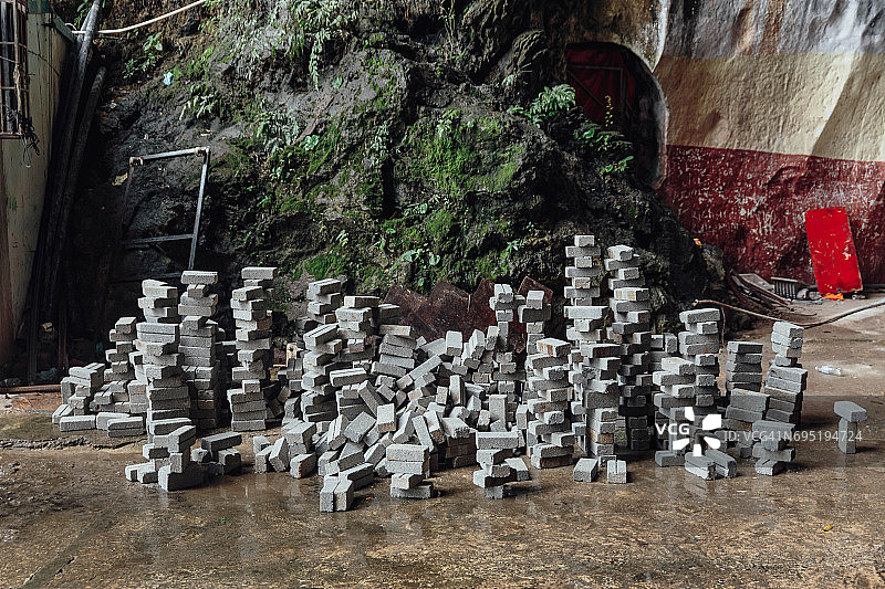 马来西亚吉隆坡附近黑风洞前的混凝土块堆图片素材