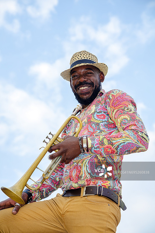 拿着小号的古巴音乐家，哈瓦那，古巴图片素材