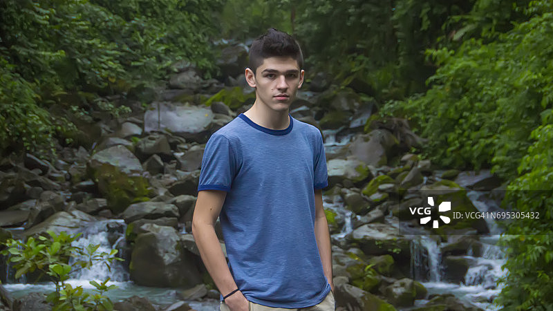 哥斯达黎加热带雨林河流前的青年图片素材