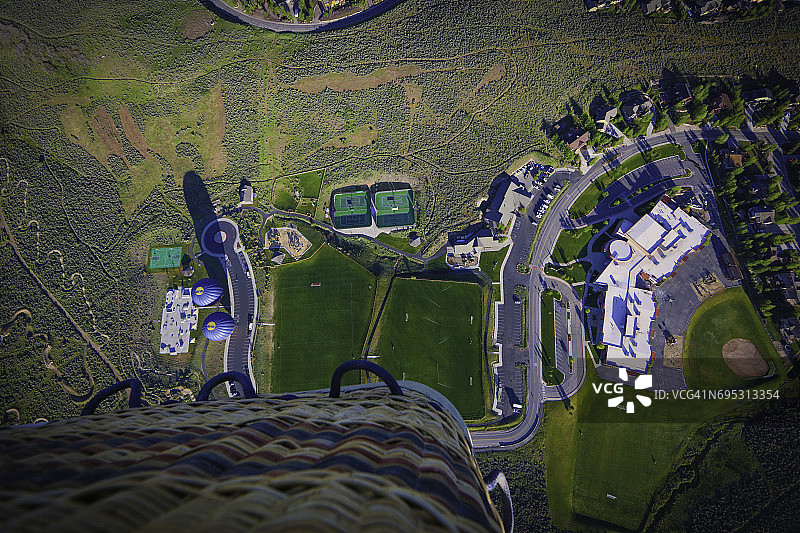 乘坐热气球飞越地面图片素材