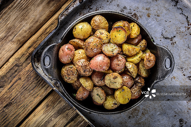 铸铁锅香草煎育空金土豆图片素材