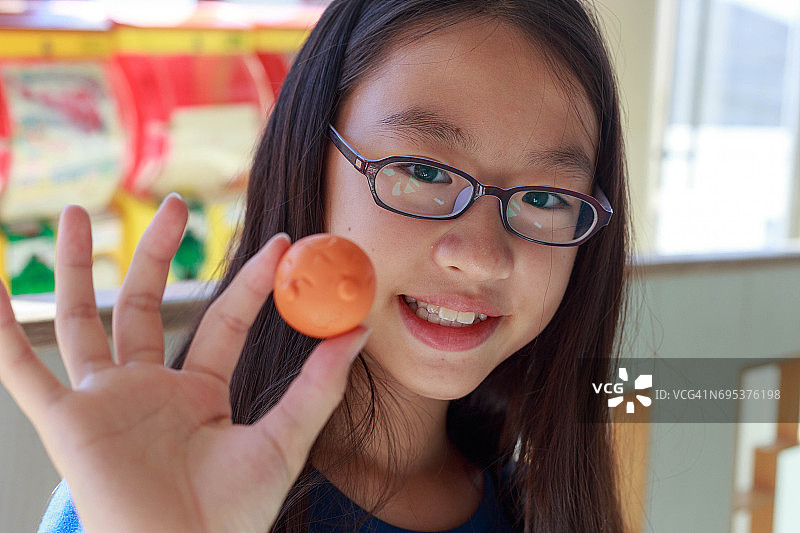 女孩和她的新扭蛋玩具图片素材