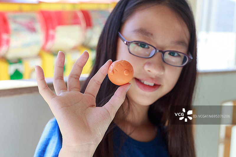 女孩和她的新扭蛋玩具图片素材