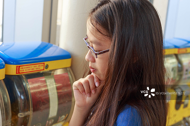 女孩们参观扭蛋区图片素材