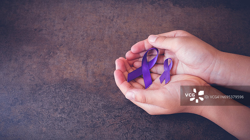 手持紫色丝带，阿尔茨海默病、胰腺癌、癫痫症、霍奇金淋巴瘤公益宣传横幅图片素材