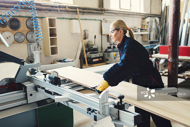 女木匠在她的工作室工作图片素材