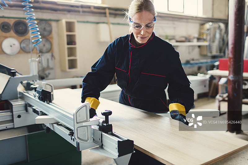 女木匠在她的工作室工作图片素材