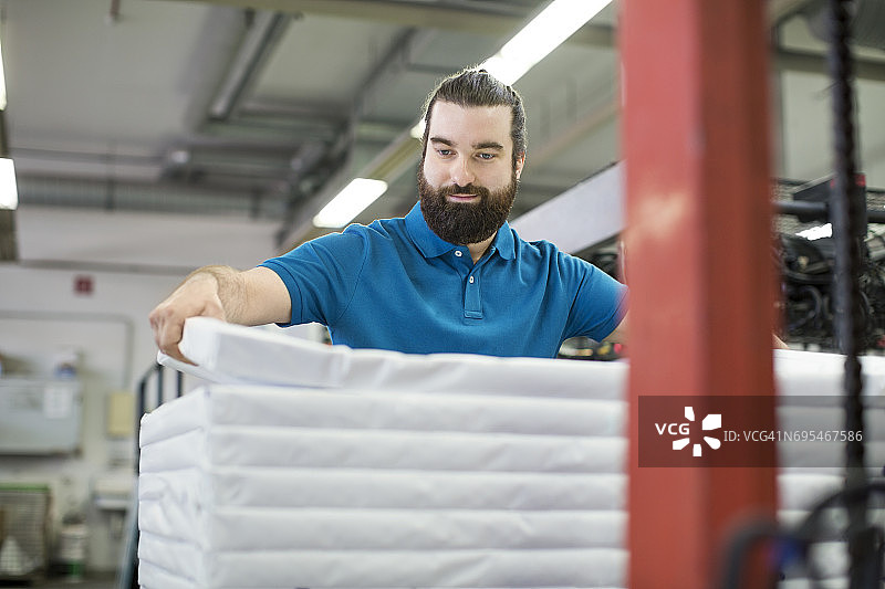 工人在印刷机旁工作图片素材