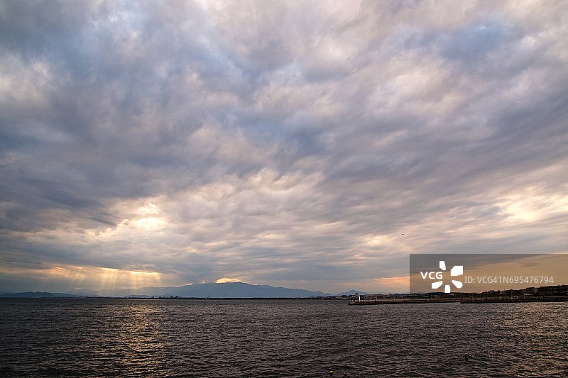 日落时分，阳光洒在丹泽山脉、相模湾以及茅崎和藤泽的城镇上图片素材