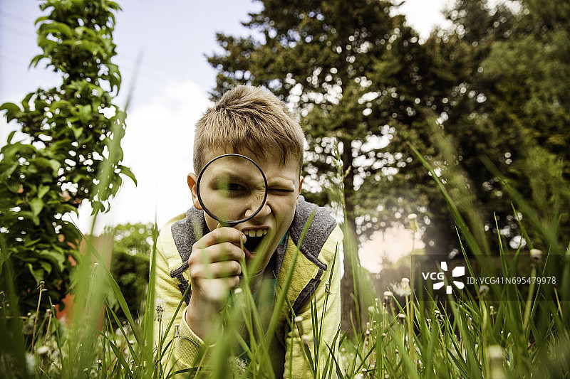 用放大镜探索户外的孩子图片素材