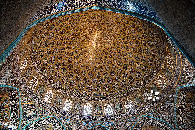 仰望伊朗伊斯法罕谢赫·洛特夫拉清真寺令人印象深刻的天花板图片素材