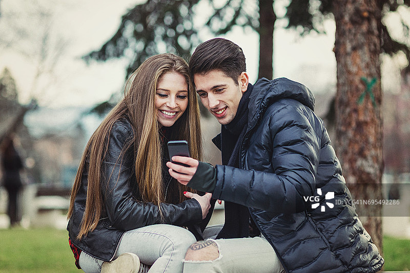 在公园里一起浏览图片素材