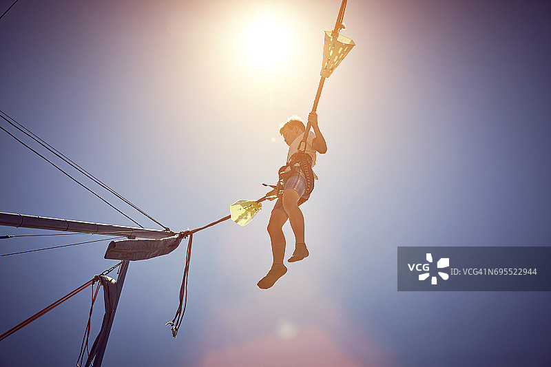 儿童蹦极图片素材