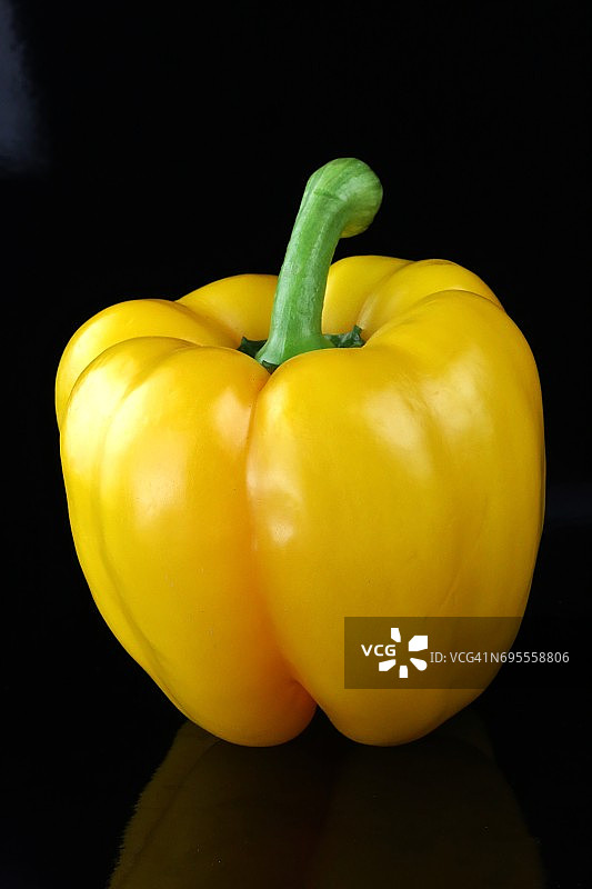 黑色背景上的黄色甜椒图片素材
