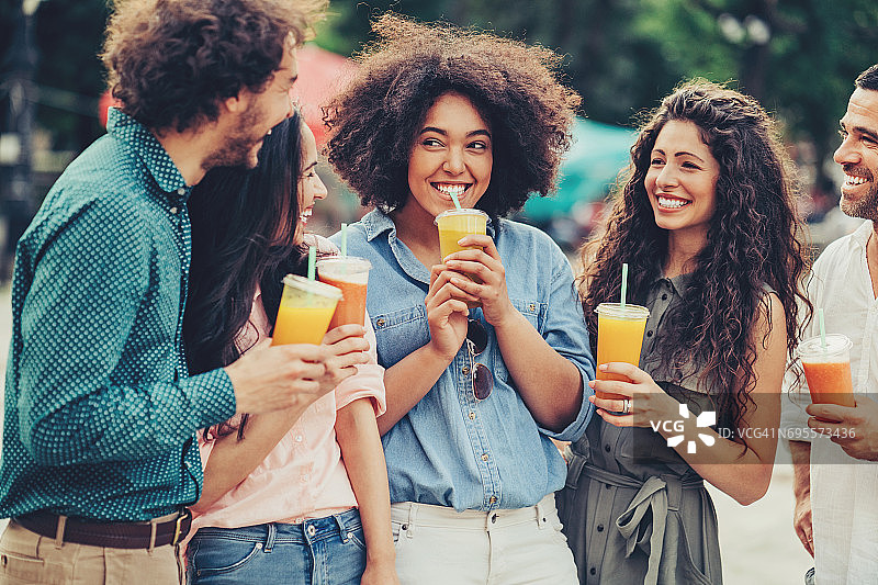 一群朋友一起喝冰沙图片素材