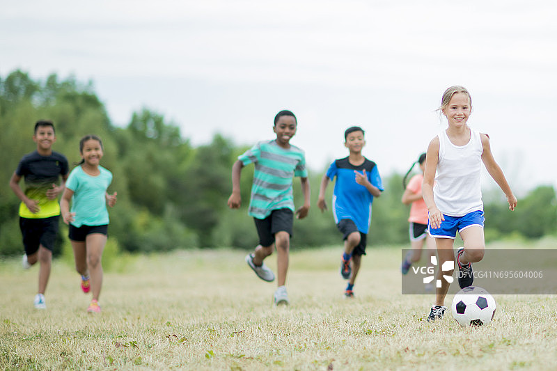 踢足球图片素材