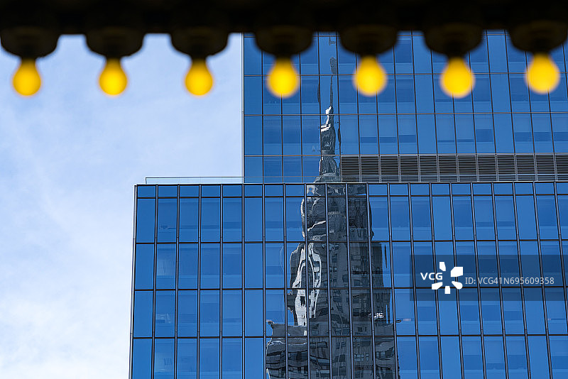 纽约曼哈顿中城，克莱斯勒大厦在建筑墙壁的窗户上反射图片素材