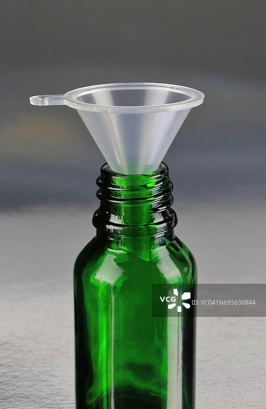 用于将精油装入瓶中的漏斗图片素材