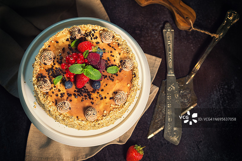 含新鲜浆果的巧克力焦糖蛋糕图片素材