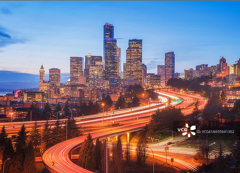 华盛顿州西雅图日落时的光轨图片素材