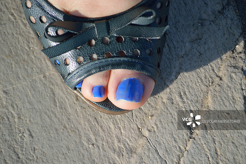 涂有蓝色指甲油的脚图片素材