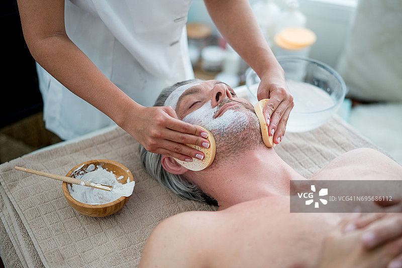 男人在水疗中心做面部护理图片素材