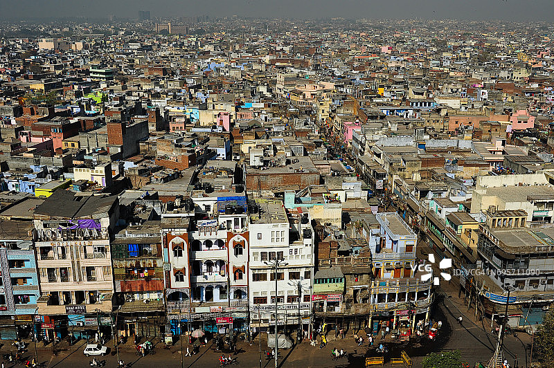 从印度德里贾玛清真寺的尖塔俯瞰旧德里人口稠密的景象图片素材