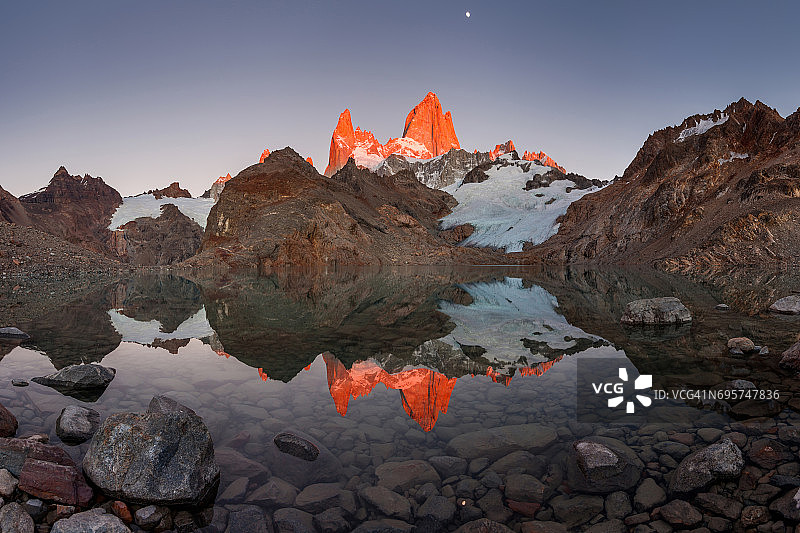 德洛斯斯特雷斯湖上空的黎明，菲茨罗伊峰，巴塔哥尼亚，阿根廷图片素材