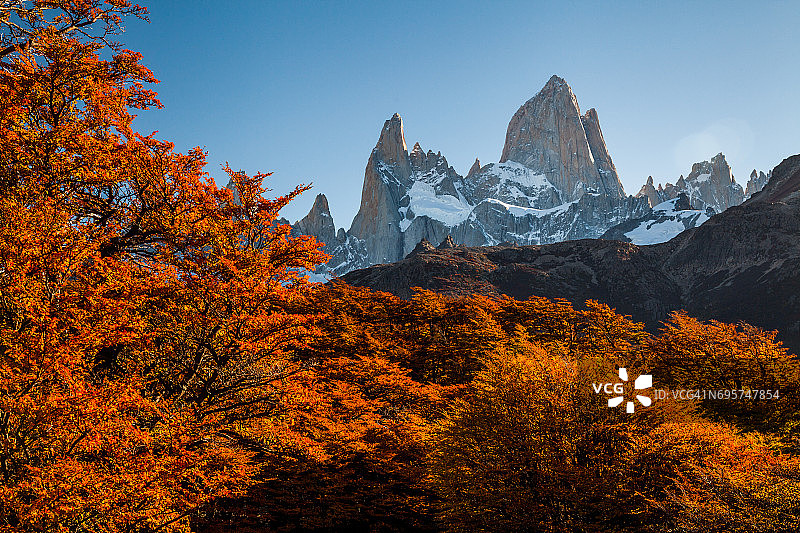 菲茨罗伊峰秋景图片素材