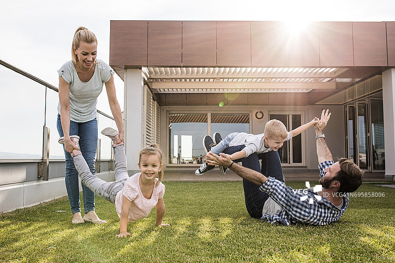 一家人在阳台上玩耍图片素材