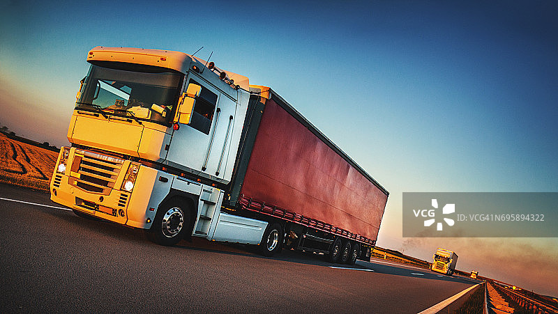 路上的重型货物图片素材