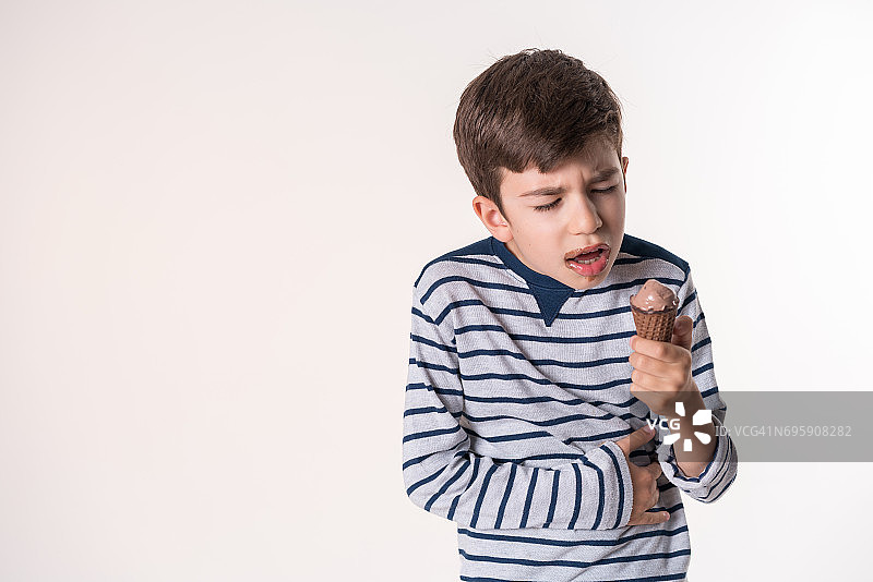 生病男孩与冰淇淋图片素材