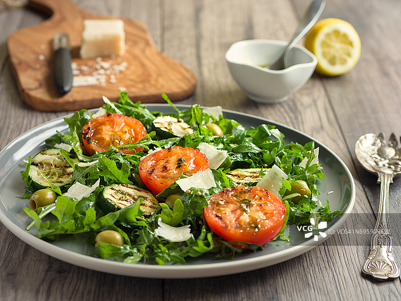 烤番茄和火箭菜沙拉图片素材