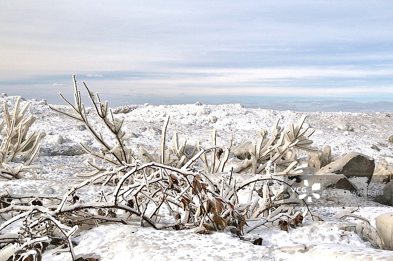 冰覆盖的海岸线图片素材