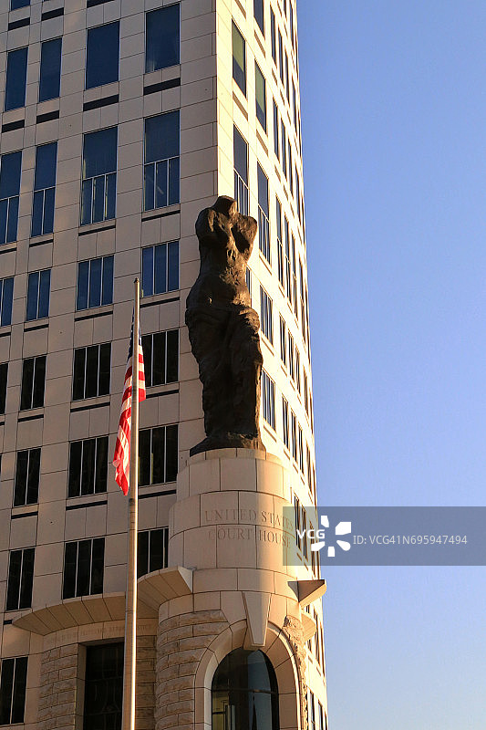 美国俄亥俄州克利夫兰市卡尔·B·斯托克斯联邦法院外的米洛斯维纳斯雕塑图片素材