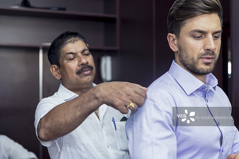 商务男士正在试穿一件新衬衫图片素材