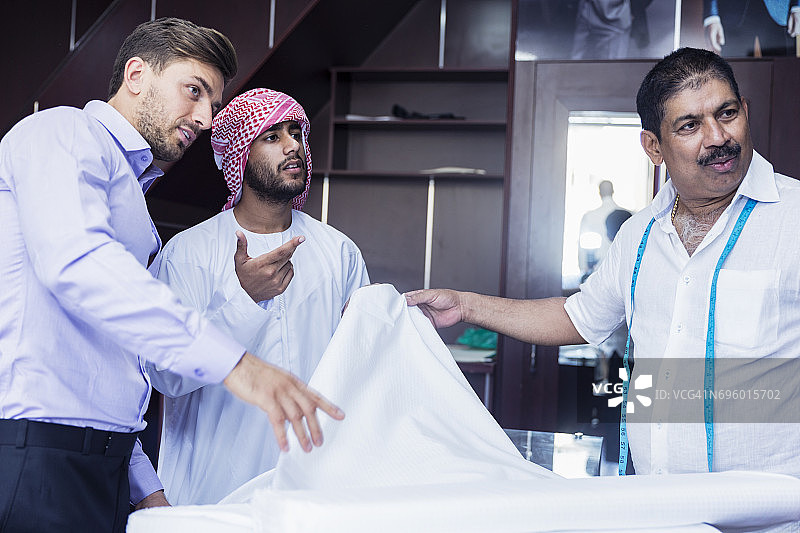 寻找新西装面料的年轻中东男子图片素材