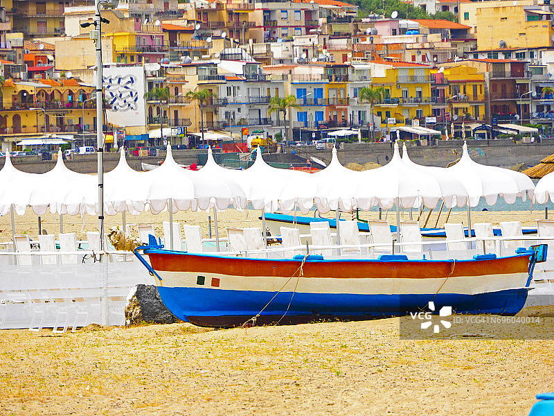 夏季海滩上的游船图片素材